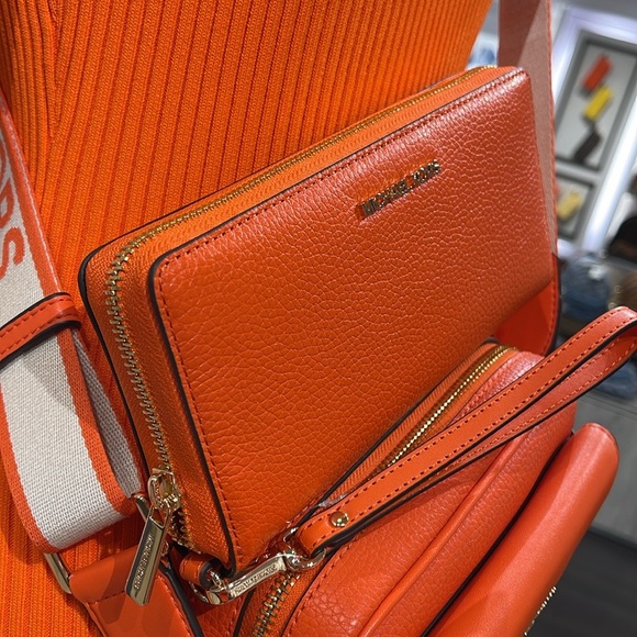 MICHAEL KORS JST
Leather Continental Wristlet Phone Case Wallet
Poppy
NWT - Picture 2 of 16